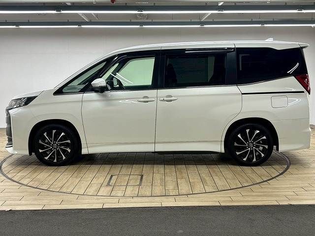 TOYOTA NOAH HYBRID 2022