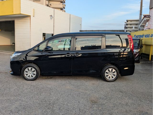 TOYOTA NOAH 2014