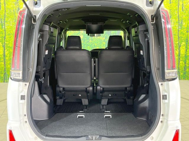 TOYOTA NOAH HYBRID 2018