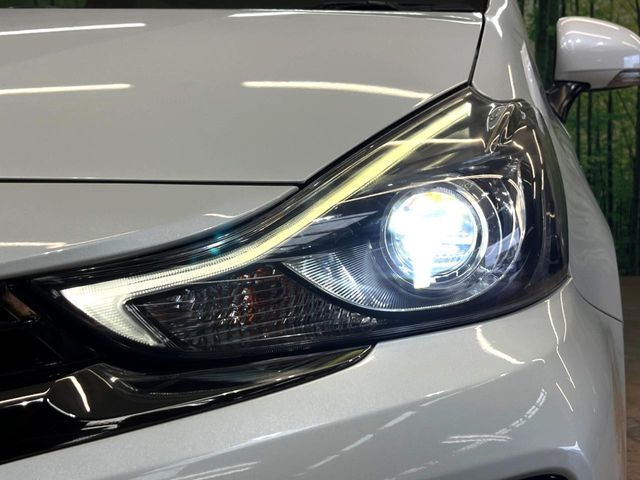 TOYOTA PRIUS Alpha 2015