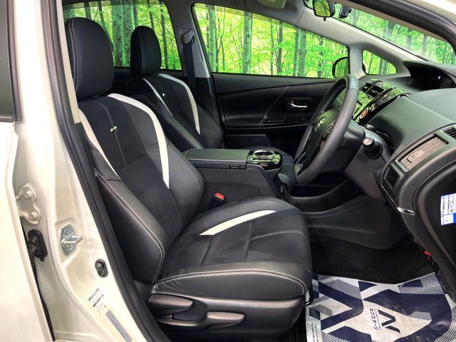 TOYOTA PRIUS Alpha 2015