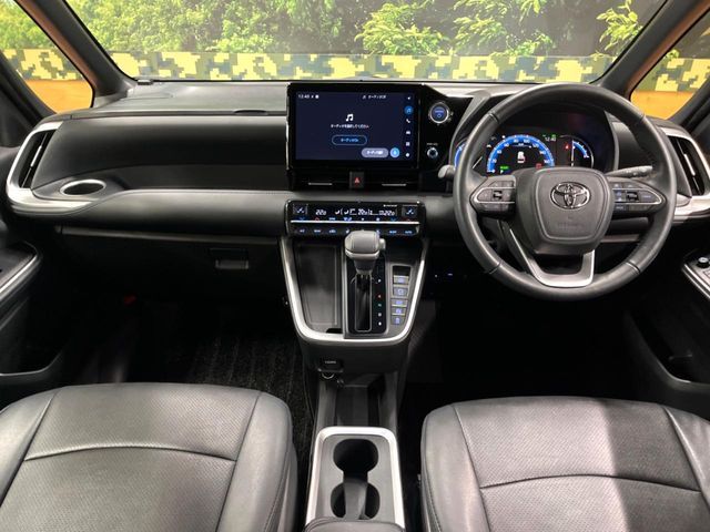 TOYOTA VOXY HYBRID 2023