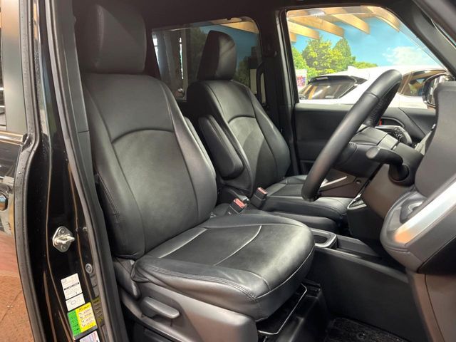 TOYOTA VOXY HYBRID 2023