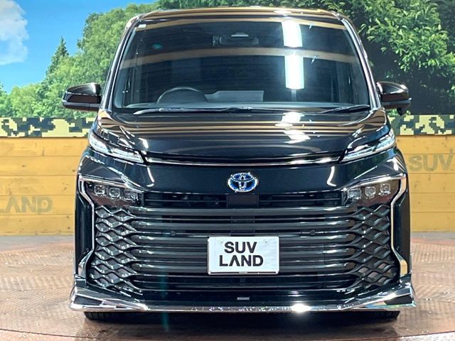 TOYOTA VOXY HYBRID 2023