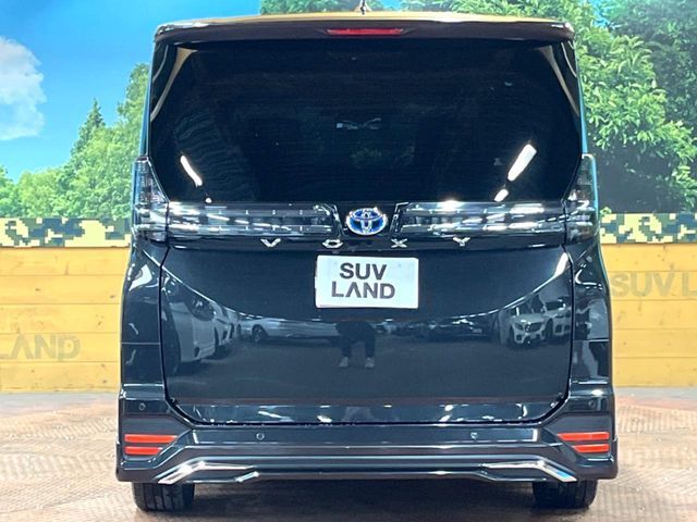 TOYOTA VOXY HYBRID 2023