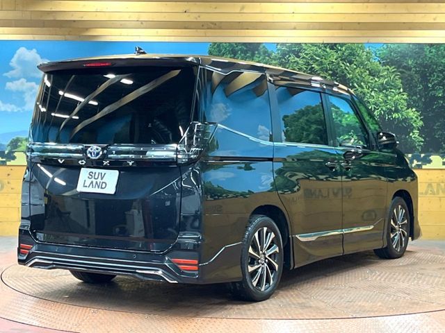 TOYOTA VOXY HYBRID 2023