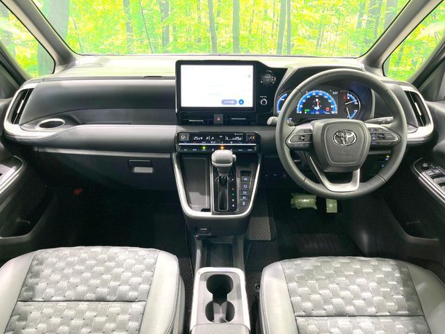 TOYOTA VOXY HYBRID 2024