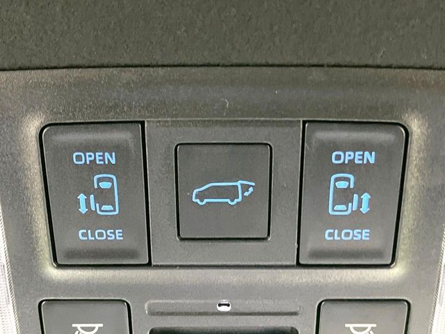 TOYOTA VOXY HYBRID 2024