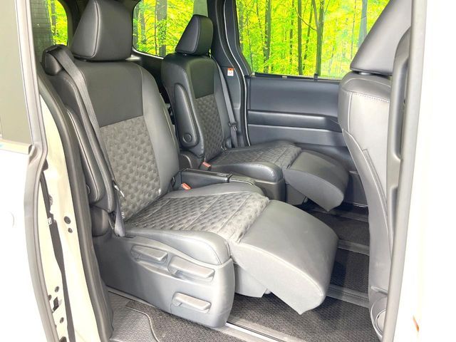 TOYOTA VOXY HYBRID 2024