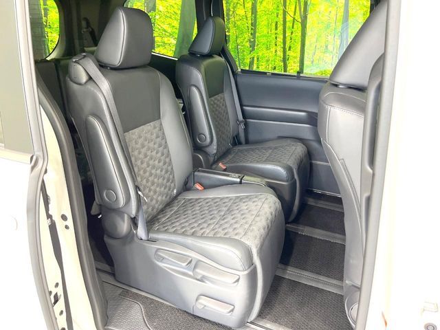 TOYOTA VOXY HYBRID 2024