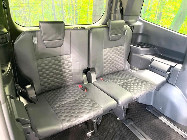 TOYOTA VOXY HYBRID 2024