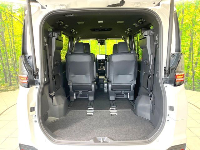 TOYOTA VOXY HYBRID 2024