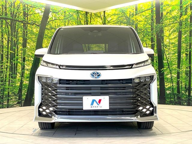 TOYOTA VOXY HYBRID 2024