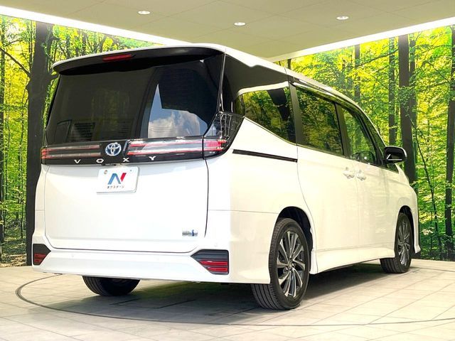 TOYOTA VOXY HYBRID 2024