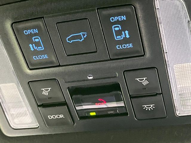 TOYOTA VOXY HYBRID 2024