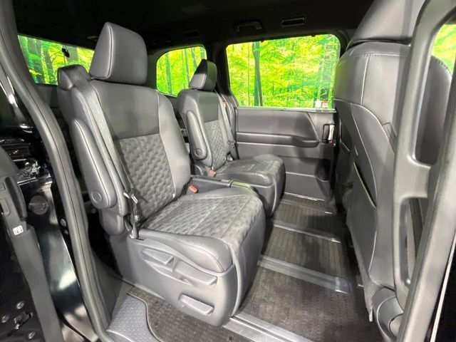 TOYOTA VOXY HYBRID 2024