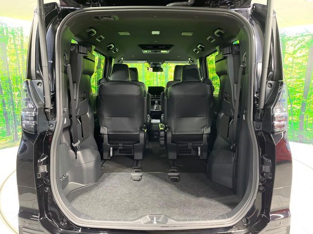 TOYOTA VOXY HYBRID 2024