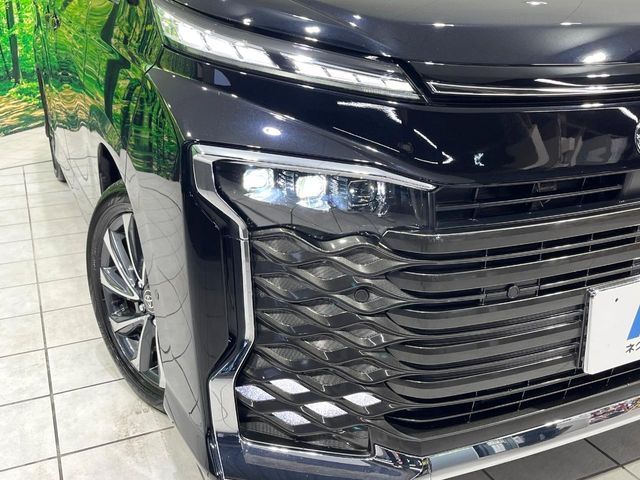 TOYOTA VOXY HYBRID 2024