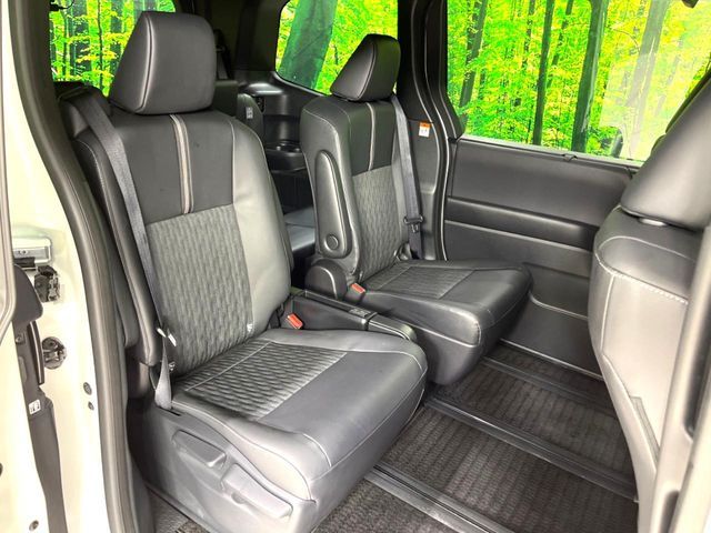 TOYOTA NOAH HYBRID 2024