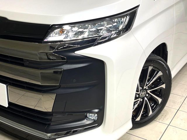 TOYOTA NOAH HYBRID 2024