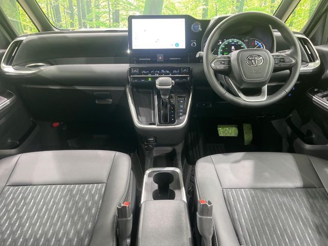 TOYOTA NOAH HYBRID 4WD 2022