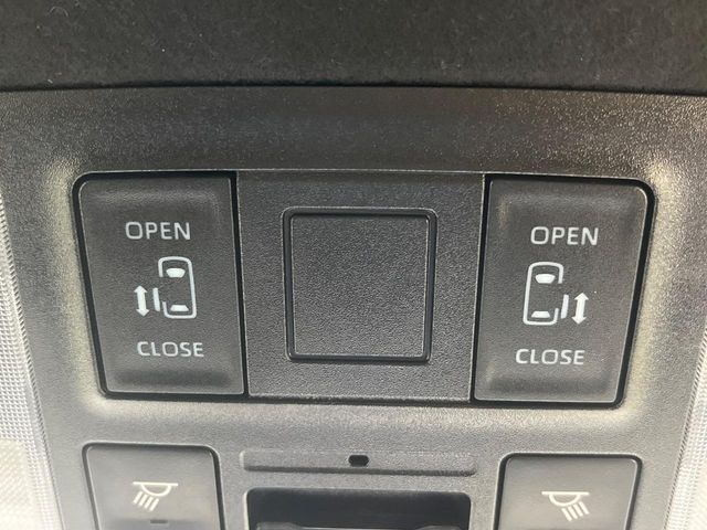 TOYOTA NOAH HYBRID 4WD 2022