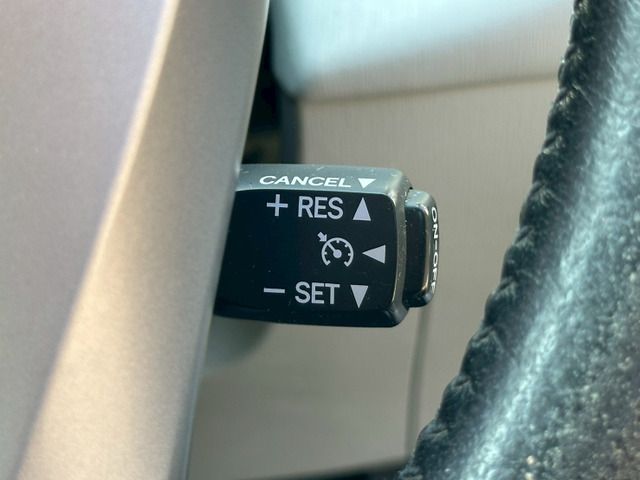 TOYOTA PRIUS Alpha 2011