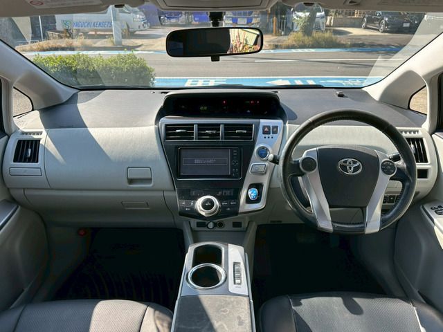 TOYOTA PRIUS Alpha 2011