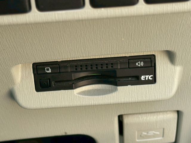 TOYOTA PRIUS Alpha 2011