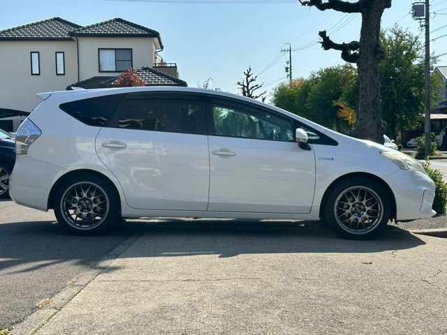 TOYOTA PRIUS Alpha 2011