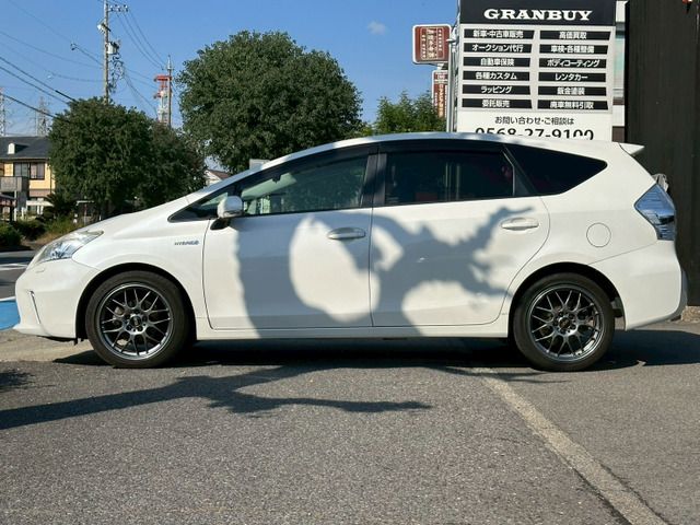 TOYOTA PRIUS Alpha 2011