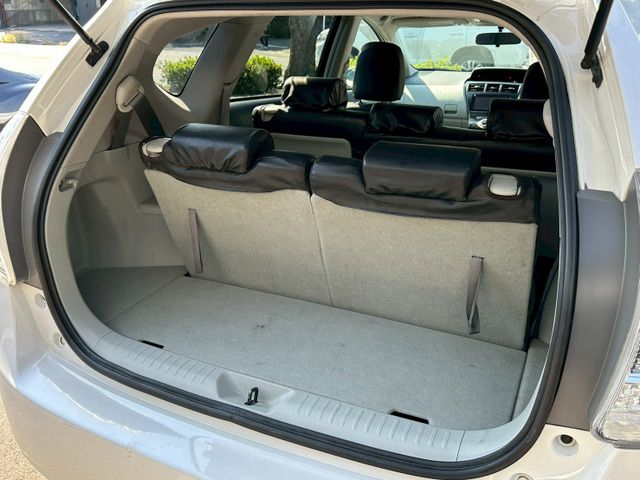 TOYOTA PRIUS Alpha 2011