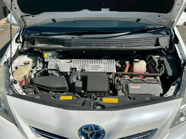 TOYOTA PRIUS Alpha 2011