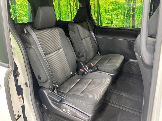 TOYOTA VOXY HYBRID 2018