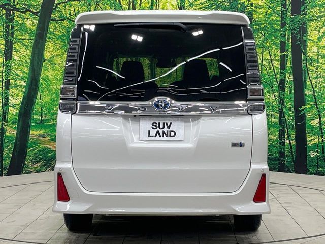 TOYOTA VOXY HYBRID 2018