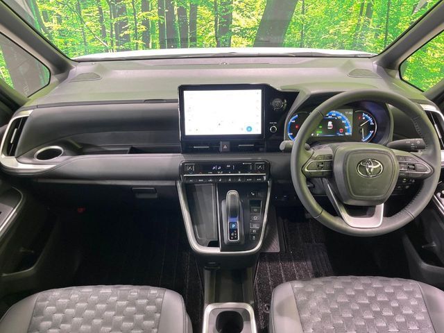 TOYOTA VOXY HYBRID 2025