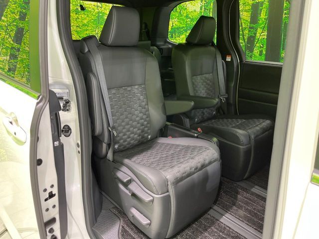 TOYOTA VOXY HYBRID 2025