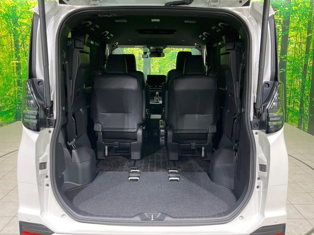 TOYOTA VOXY HYBRID 2025