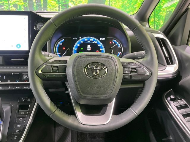 TOYOTA VOXY HYBRID 2025