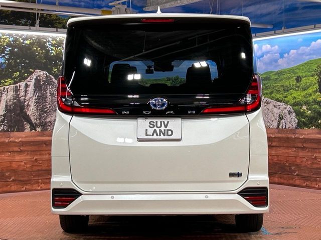 TOYOTA NOAH HYBRID 2023