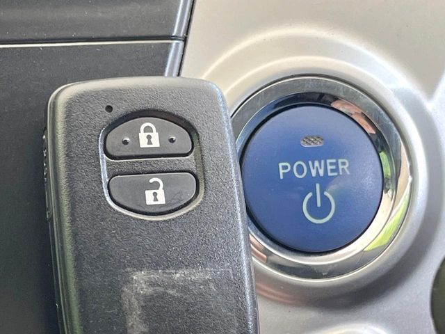 TOYOTA PRIUS Alpha 2013