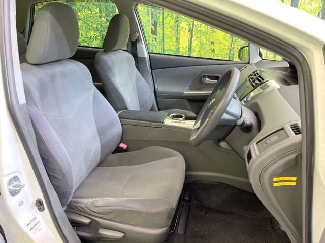 TOYOTA PRIUS Alpha 2013