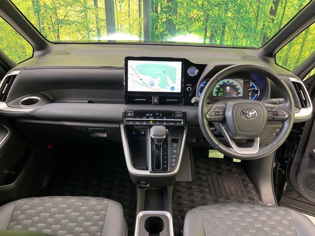 TOYOTA VOXY HYBRID 2023