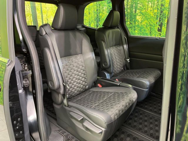 TOYOTA VOXY HYBRID 2023