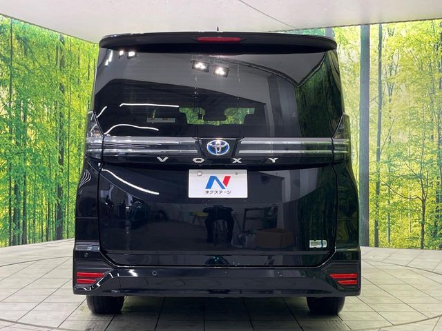 TOYOTA VOXY HYBRID 2023