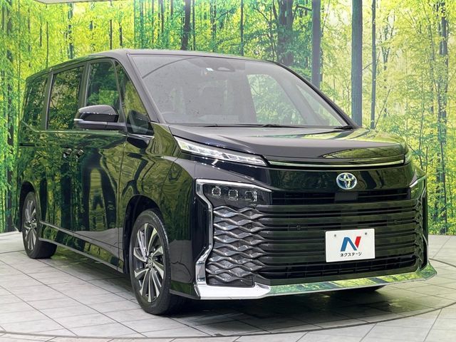 TOYOTA VOXY HYBRID 2023