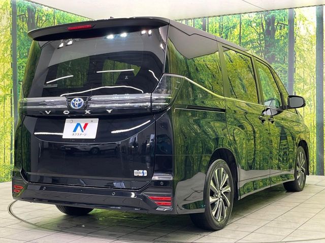 TOYOTA VOXY HYBRID 2023