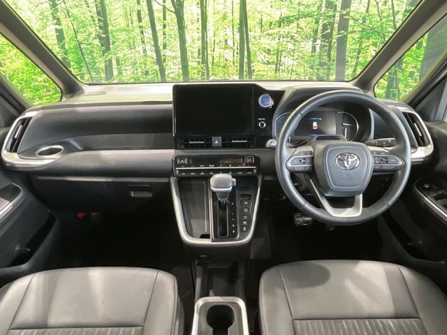 TOYOTA NOAH HYBRID 2022