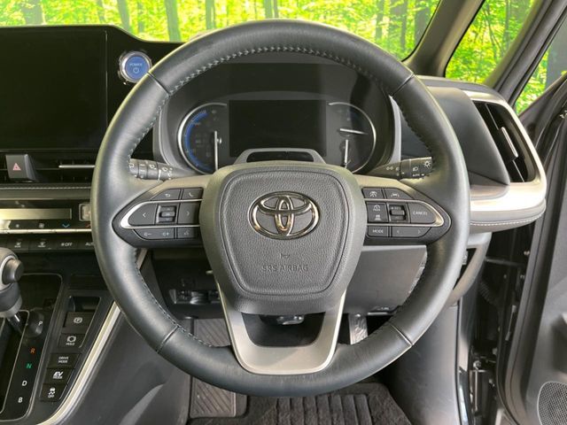 TOYOTA NOAH HYBRID 2022