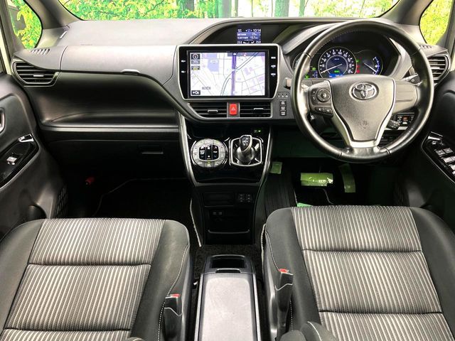 TOYOTA VOXY HYBRID 2018